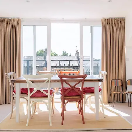 Apartment Spacious 3 Bedroom Flat With Terrace