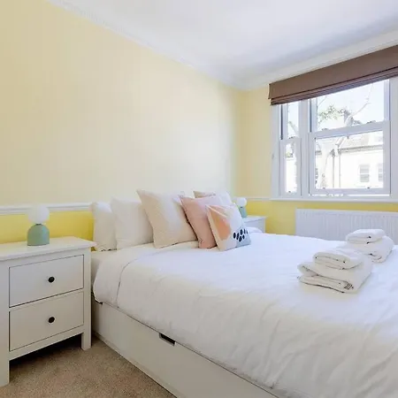 Apartment Spacious 3 Bedroom Flat With Terrace