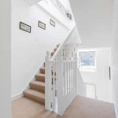 Spacious 3 Bedroom Flat With Terrace Apartment *