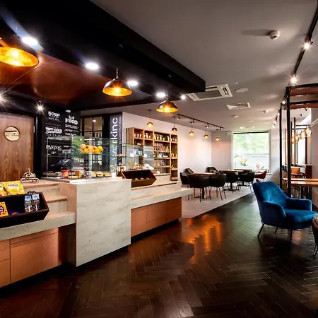 Roomzzz Stratford Apart-hotel 4*