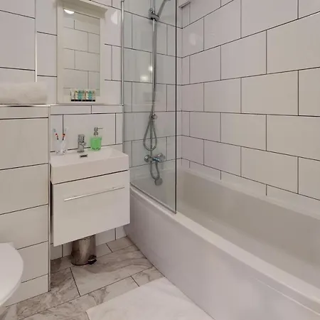 2bedrm-4guests-parking-nearstation London
