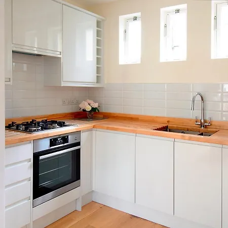 Serene Townhouse With Parking London