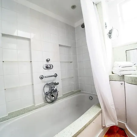 Serene Townhouse With Parking Holiday home *