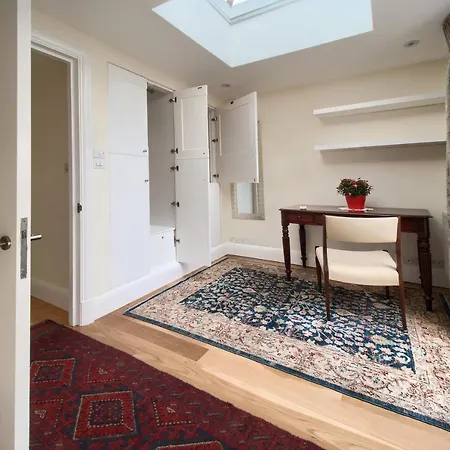 Serene Townhouse With Parking * London