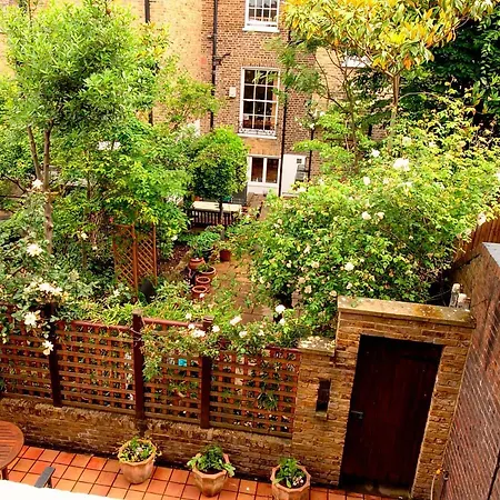 Serene Townhouse With Parking Holiday home London