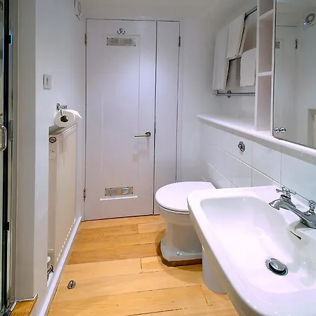 Serene Townhouse With Parking Holiday home London