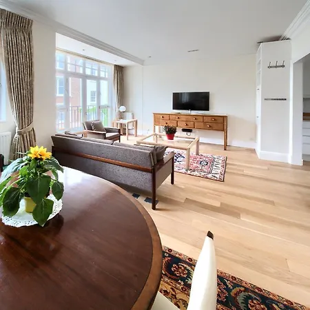Serene Townhouse With Parking London