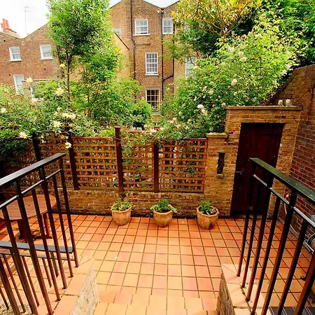 Serene Townhouse With Parking Holiday home London