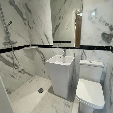 371 Cranbrook Rd Ig2 * Ilford