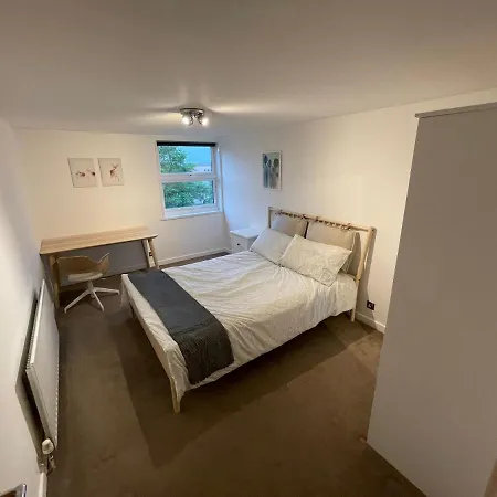 Apartment Spacious 2-bedroom Flat Near Station *