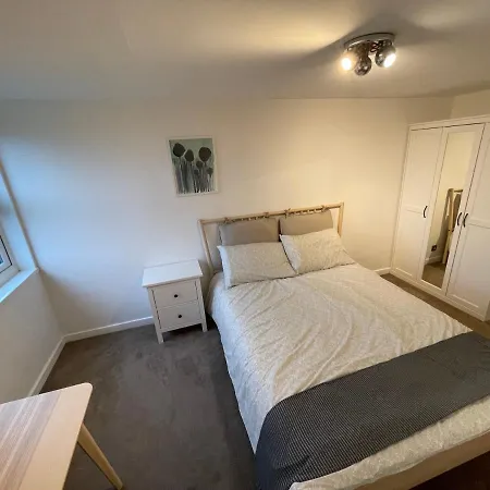 Apartment Spacious 2-bedroom Flat Near Station *