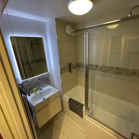 Appartement Spacious 2-bedroom Flat Near Station *