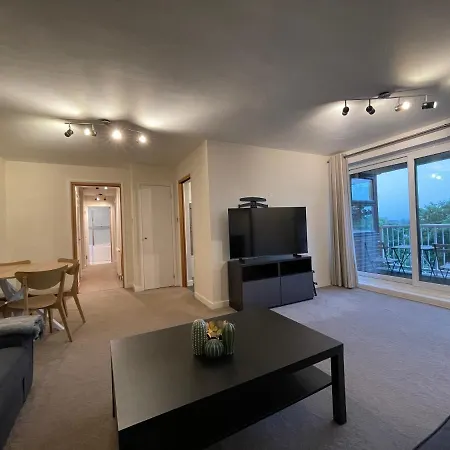 Spacious 2-bedroom Flat Near Station * Surbiton