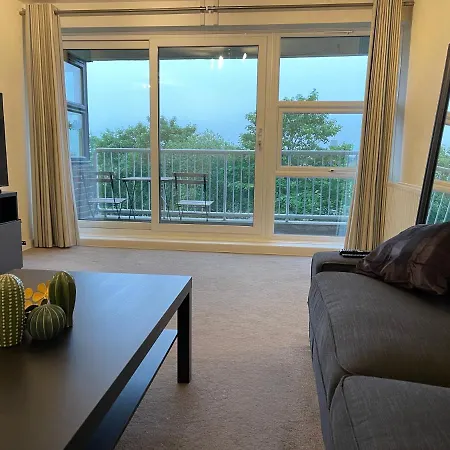 Apartment Spacious 2-bedroom Flat Near Station *