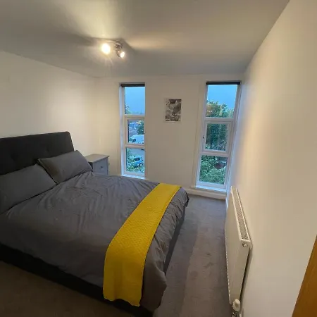 Spacious 2-bedroom Flat Near Station