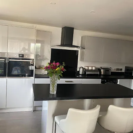 Apartment Modern 2 Bedroom Flat With Sky Tv & Free Parking