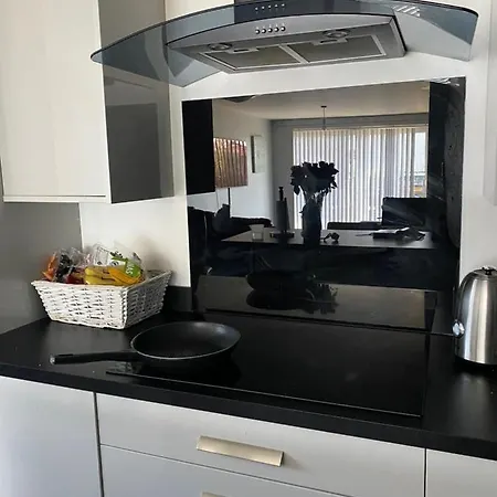 Apartment Modern 2 Bedroom Flat With Sky Tv & Free Parking Dagenham