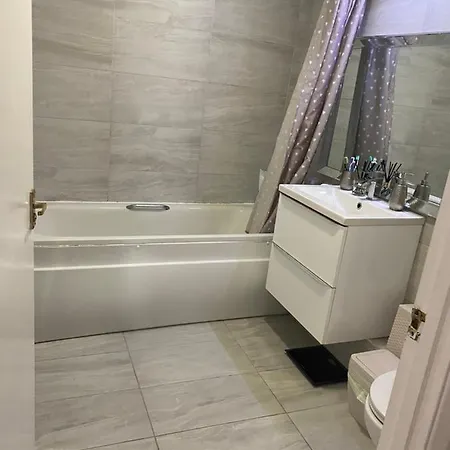 Modern 2 Bedroom Flat With Sky Tv & Free Parking * Dagenham