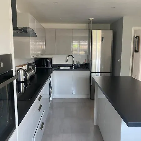 Apartment Modern 2 Bedroom Flat With Sky Tv & Free Parking *