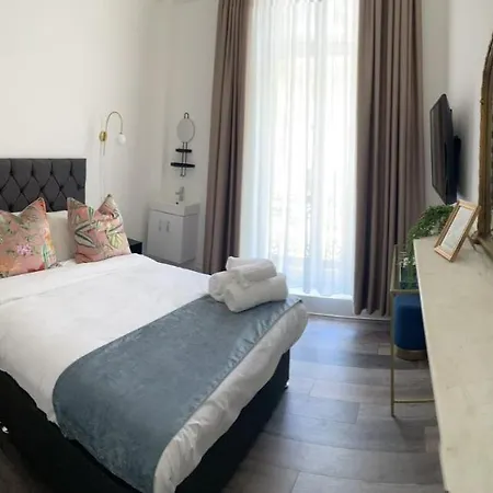 Hotel Dean Court