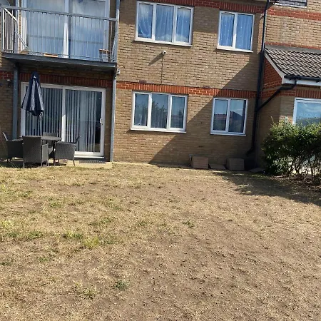 Modern 2 Bedroom Flat With Sky Tv & Free Parking *