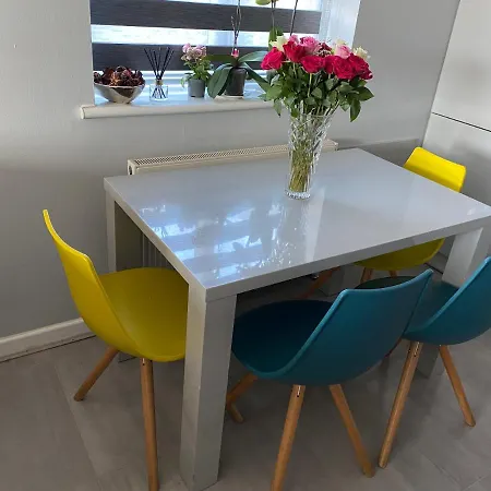 Modern 2 Bedroom Flat With Sky Tv & Free Parking Apartment *