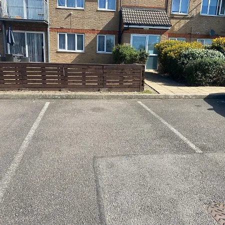 Apartment Modern 2 Bedroom Flat With Sky Tv & Free Parking