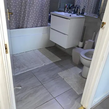 Modern 2 Bedroom Flat With Sky Tv & Free Parking Dagenham