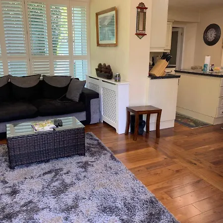 Homestay Private With Common Kitchen, Bathroom, Garden And Lounge In Surrey