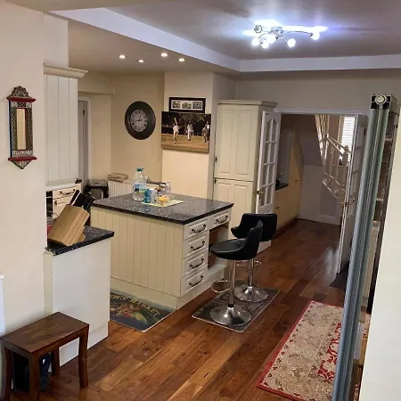 Homestay Private With Common Kitchen, Bathroom, Garden And Lounge In Surrey *