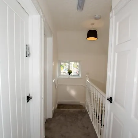 Ultimate Comfort 4-bedroom Property For 7 People Holiday home Bromley