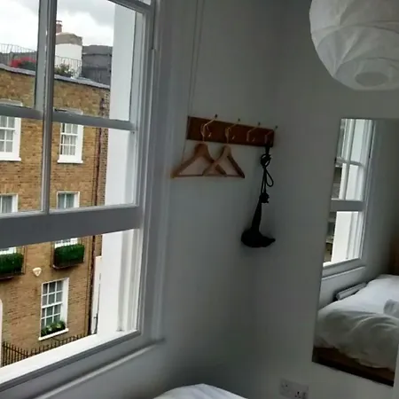 Flat. Georgian Terrace. Bright. London