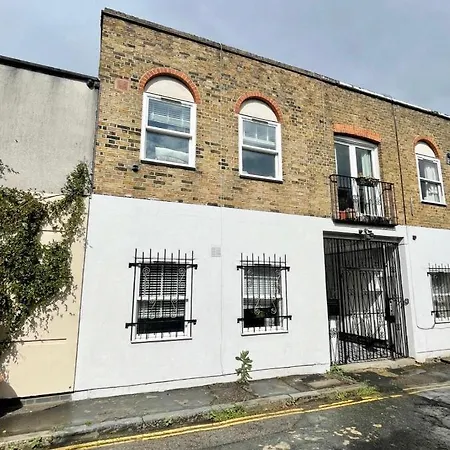 Apartment *new* Beautiful 2 Bedroom House In Location