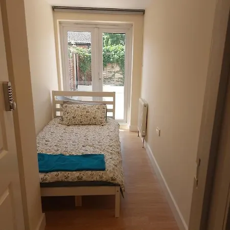 Guest house Vibrant Single Only For One Adult Southall