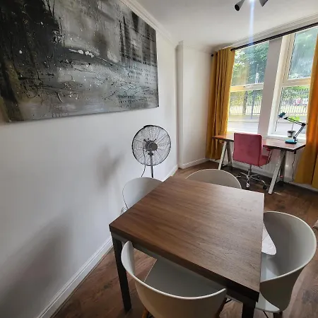 Garland Grangewood Central House, Apartment *