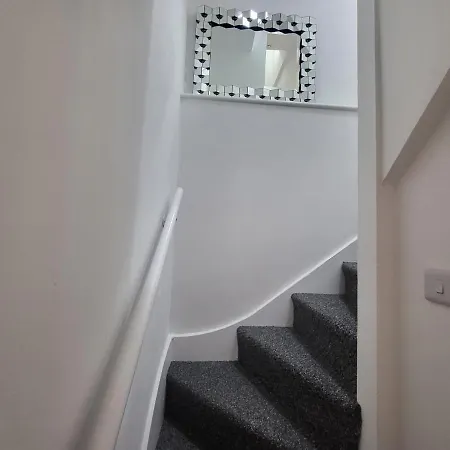 Garland Grangewood Central House, * London