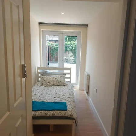 Guest house Vibrant Single Only For One Adult Southall