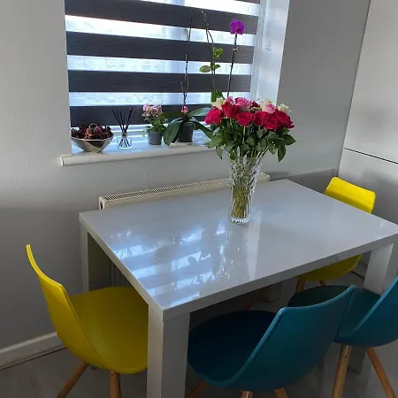 Modern 2 Bedroom Flat With Sky Tv & Free Parking