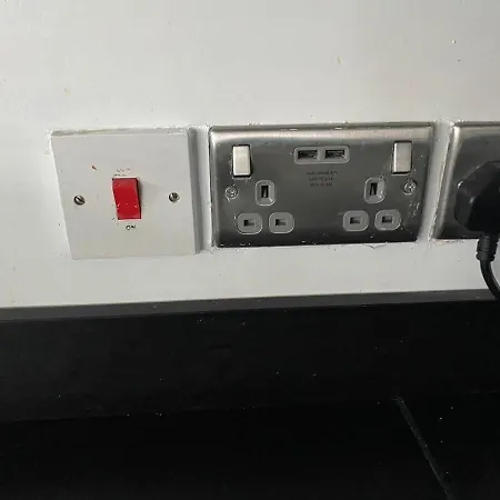 Modern 2 Bedroom Flat With Sky Tv & Free Parking *