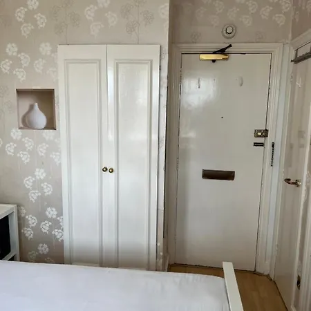 Super Located In South Ken At Chelsea Cloister * London