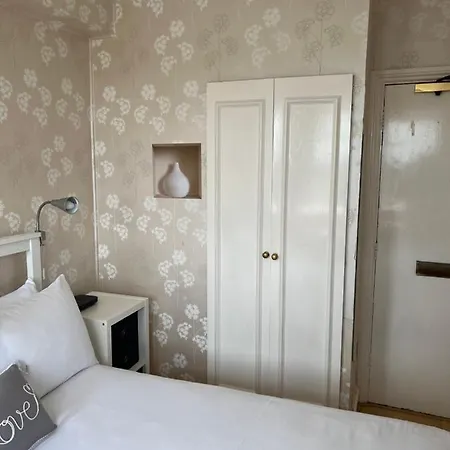 Super Located In South Ken At Chelsea Cloister London