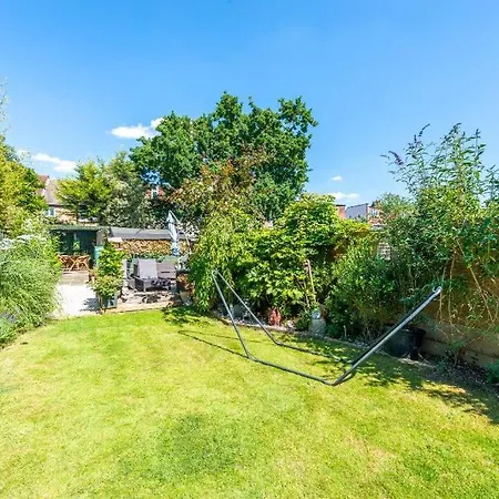 Pass The Keys Beautiful 3 Bedroom Family * London