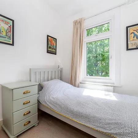 Gorgeous 4 Bdr House With Garden, Crystal Palace Apartment London
