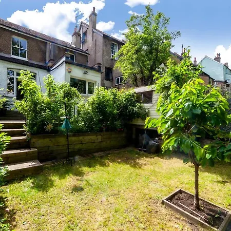 Gorgeous 4 Bdr House With Garden, Crystal Palace Apartment London