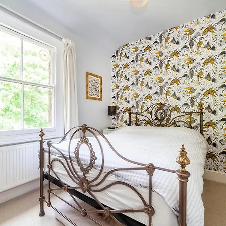 Gorgeous 4 Bdr House With Garden, Crystal Palace *