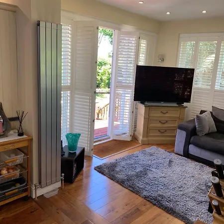 Private With Common Kitchen, Bathroom, Garden And Lounge In Surrey * Purley