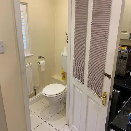 Homestay Private With Common Kitchen, Bathroom, Garden And Lounge In Surrey