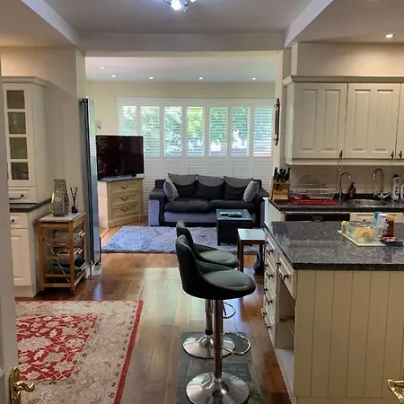 Private With Common Kitchen, Bathroom, Garden And Lounge In Surrey Homestay *