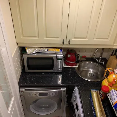 Private With Common Kitchen, Bathroom, Garden And Lounge In Surrey