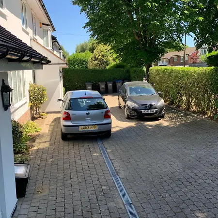 Private With Common Kitchen, Bathroom, Garden And Lounge In Surrey Homestay